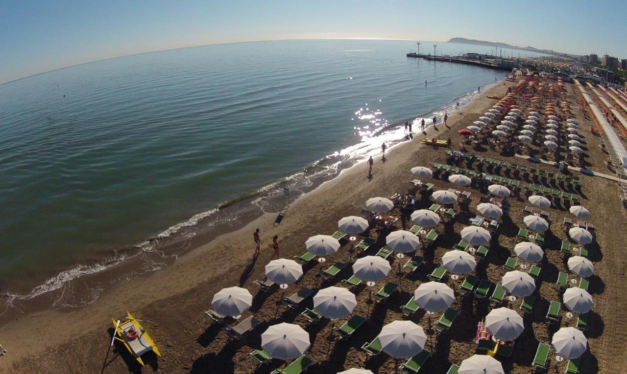 Hotel Rex - Fronte Mare Riccione Exterior photo